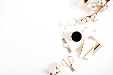 kadın aksesuarları ile altın stili bir çalışma masası