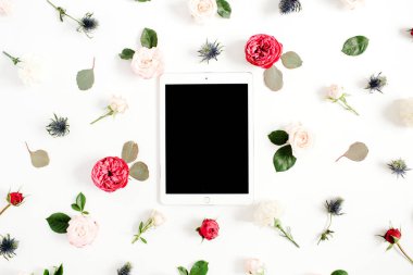 çiçek tomurcukları ile tablet, kırmızı ve bej gül