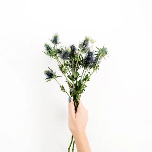 Ramo de flores hermosas en las manos de la chica — Foto de Stock