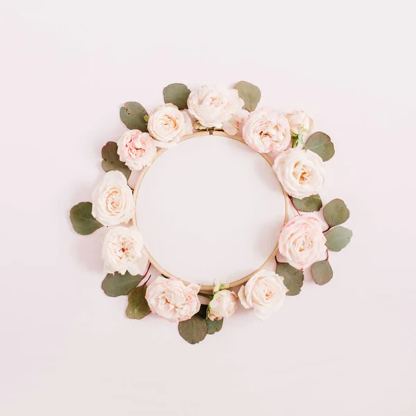 Stickrahmen mit beigen Rosenblütenknospen — Stockfoto