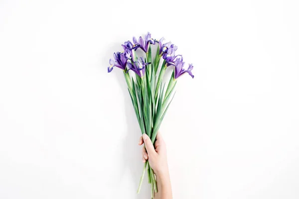 Gyönyörű virágok csokor a lány kezét — Stock Fotó