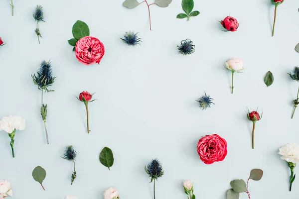 Blommor mönster i beige och röda rosor — Stockfoto
