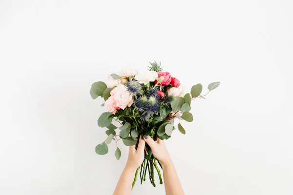 Schöner Blumenstrauß in Mädchenhänden — Stockfoto