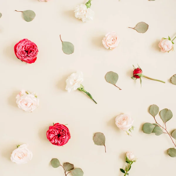 Padrão de flores feitas de rosas bege e vermelho — Fotografia de Stock