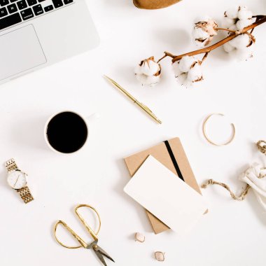 kadın aksesuarları ile altın stili bir çalışma masası