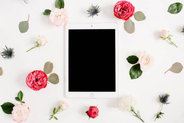 çiçek tomurcukları ile tablet, kırmızı ve bej gül