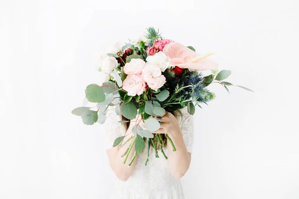 Ramo de flores hermosas en las manos de la chica — Foto de Stock