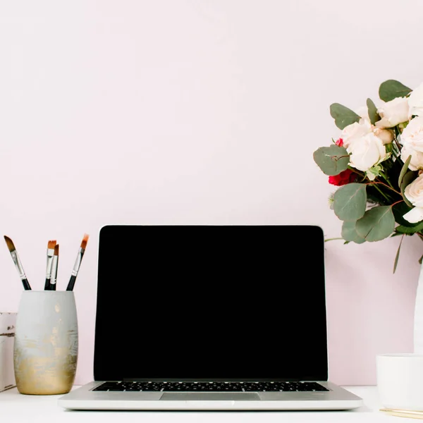 Escritorio de oficina en casa con computadora portátil de pantalla en blanco — Foto de Stock