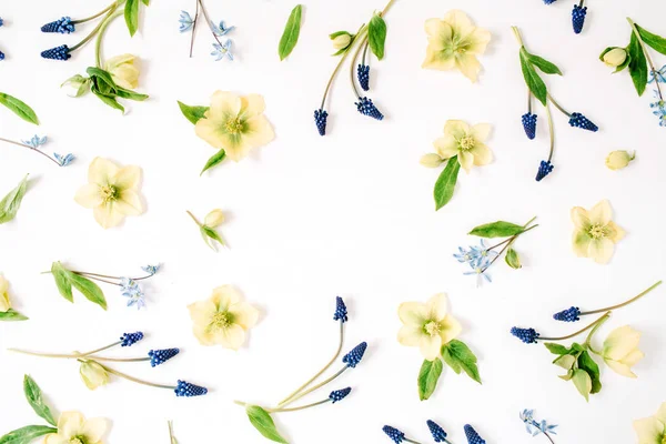 Ronde frame krans gemaakt van bloemen — Stockfoto