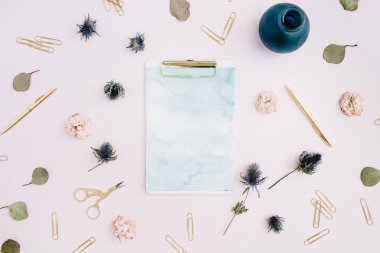 Pano için metin, gül tomurcukları, okaliptüs boşluk ile