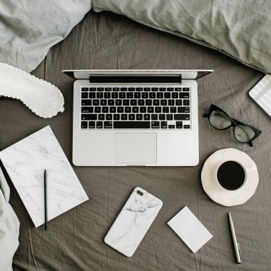 Sabah kahvesi, laptop, mermer günlüğü