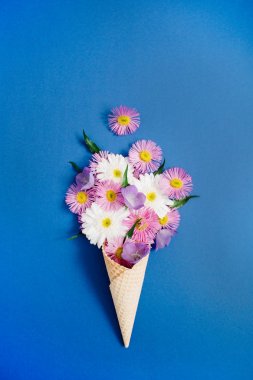 Gözleme koni ile çiçek buketi