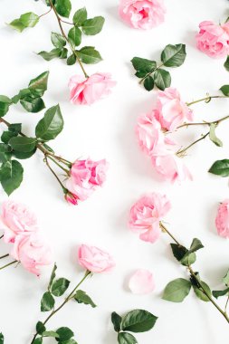 Çiçek desenli pembe güller, yeşil yapılmış bırakır