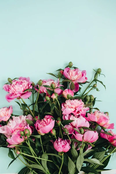 Hermoso ramo de flores de peonías rosas — Foto de Stock