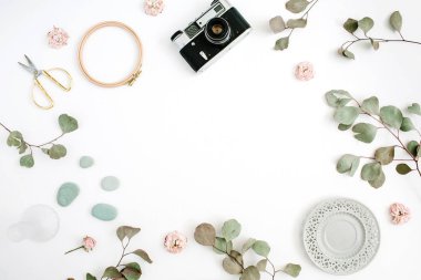 retro kamera, okaliptüs şubeleri, plaka ve makas ile çerçeve