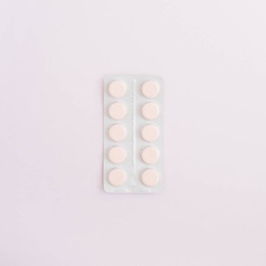 Tıp hapları pembe bir arka plan üzerinde