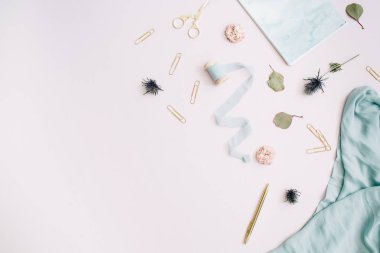 Pano, gül tomurcukları, blue ribbon, altın kalem ve Klipler