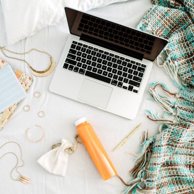 Dizüstü bilgisayar ile yatakta kadınsı ev ofis