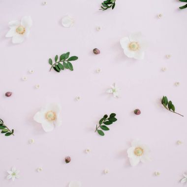 Çiçek desenli çiçek tomurcukları ile yeşil yaprakları