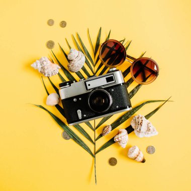 sarı arka plan üzerinde seyahat aksesuarları 