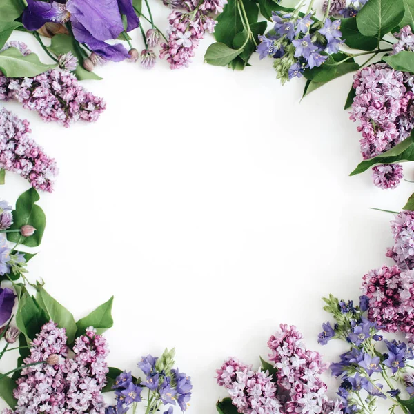 Frame of lilac flowers, branches, leaves and petals — Stock Photo, Image