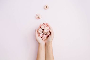 Kızın elini tutarak pembe kuru gül tomurcukları