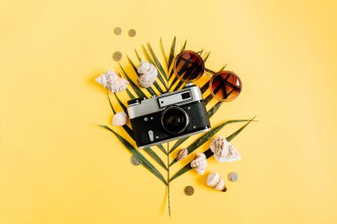 sarı arka plan üzerinde seyahat aksesuarları 