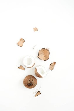 Beyaz arkaplanda çatlak hindistan cevizi