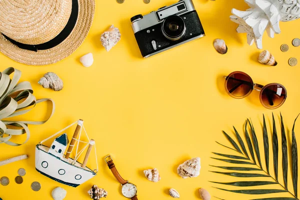 sarı arka plan üzerinde seyahat aksesuarları