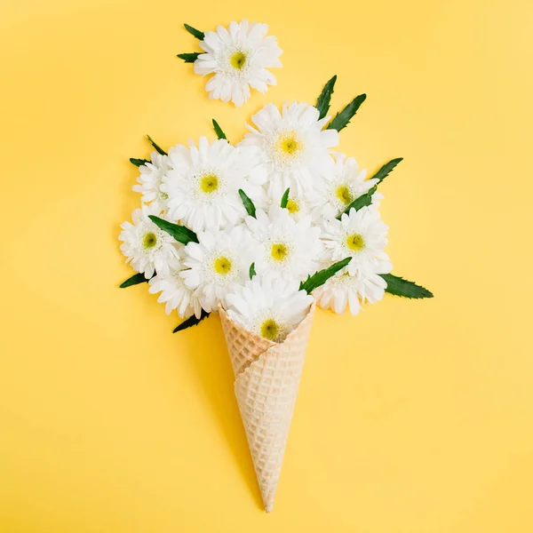 Cono de gofre con ramo de flores — Foto de Stock