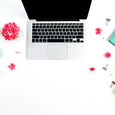 Ev ofis büro. Dizüstü bilgisayar ile çalışma alanı