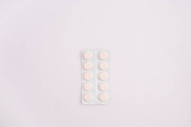 Tıp hapları pembe bir arka plan üzerinde