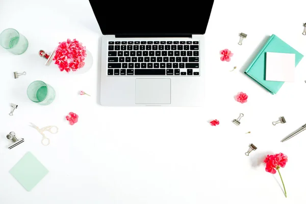 Escritório de casa. Espaço de trabalho com laptop — Fotografia de Stock