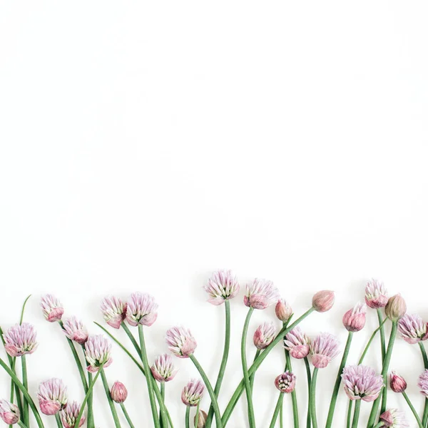 Çiçek desenli kır çiçekleri ile yeşil yapraklar, dallar