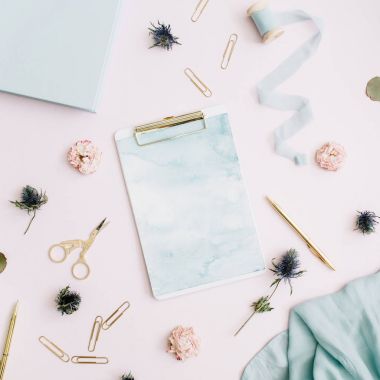 Pano için metin, gül tomurcukları, okaliptüs boşluk ile