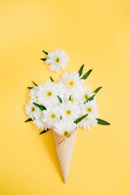 Gözleme koni ile çiçek buketi