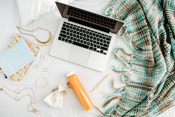 Dizüstü bilgisayar ile yatakta kadınsı ev ofis