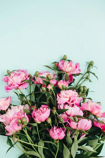 Hermoso ramo de flores de peonías rosas — Foto de Stock