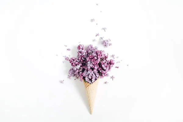 Cono de gofre con ramo de flores — Foto de Stock