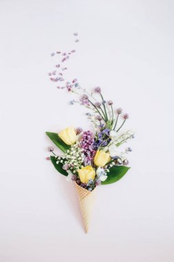 Gözleme koni ile çiçek buketi