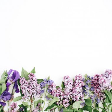 Eflatun çiçekler çiçek desenli