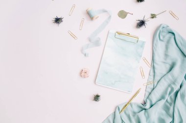 Pano için metin, gül tomurcukları, okaliptüs boşluk ile