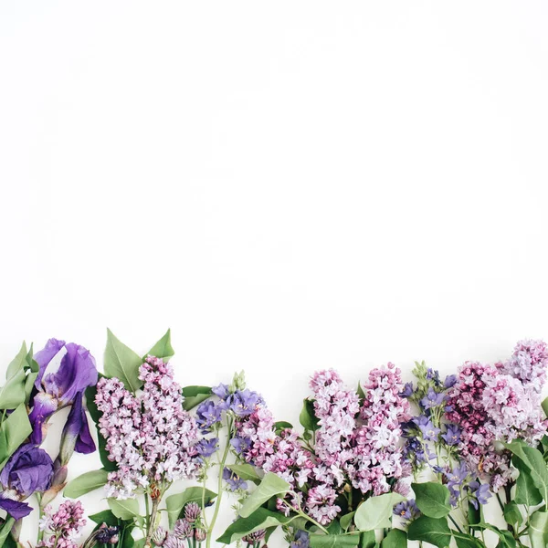 Modello floreale con fiori lilla — Foto Stock