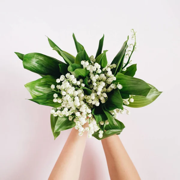女の子の手が白いスズランの花束を保持 — ストック写真