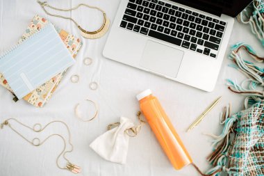 Dizüstü bilgisayar ile yatakta kadınsı ev ofis