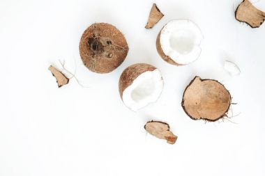 Beyaz arkaplanda çatlak hindistan cevizi