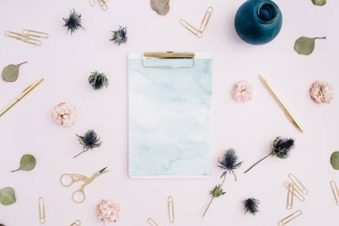 Pano için metin, gül tomurcukları, okaliptüs boşluk ile