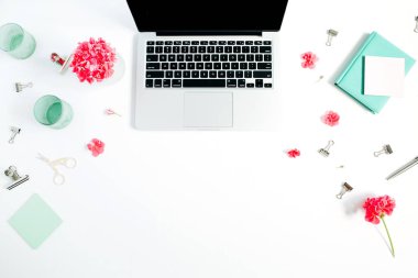 Ev ofis büro. Dizüstü bilgisayar ile çalışma alanı