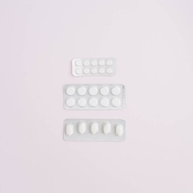 Tıp hapları pembe bir arka plan üzerinde