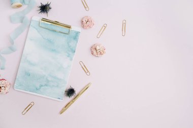 Pano, gül tomurcukları, blue ribbon, altın kalem ve Klipler